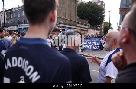 London, Großbritannien. August 2023. Tottenham Hotspur-Fans versammeln sich vor dem Stadion, um gegen die Ticketpreise für Spiele vor dem Spiel der Premier League im Tottenham Hotspur Stadium in London zu protestieren. Das Bild sollte lauten: Paul Terry/Sportimage Credit: Sportimage Ltd/Alamy Live News Stockfoto