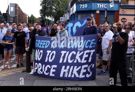 London, Großbritannien. August 2023. Tottenham Hotspur-Fans versammeln sich vor dem Stadion, um gegen die Ticketpreise für Spiele vor dem Spiel der Premier League im Tottenham Hotspur Stadium in London zu protestieren. Das Bild sollte lauten: Paul Terry/Sportimage Credit: Sportimage Ltd/Alamy Live News Stockfoto