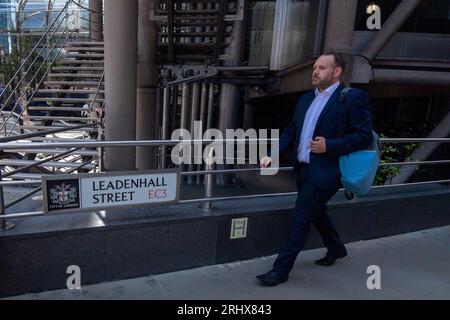 London, Großbritannien. August 2023. Ein Stadtarbeiter geht die Straße entlang in der Leadenhall Street in der City of London. Kredit: Maureen McLean/Alamy Stockfoto