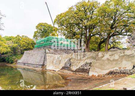 Gerüste rund um den Steinsockel des Iidamaru-Go-Kai Yagura, Turm, in Kumamoto Castle. Der Turm wurde beim Erdbeben von 2016 schwer beschädigt. Stockfoto