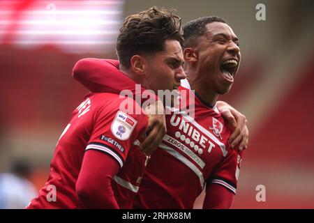 Middlesbrough's Hayden Hackney (links) feiert das erste Tor ihrer Mannschaft mit seinem Teamkollegen Samuel Silvera während des Sky Bet Championship Matches im Riverside Stadium in Middlesbrough. Bilddatum: Samstag, 19. August 2023. Stockfoto