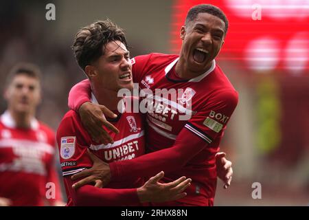 Middlesbrough's Hayden Hackney (links) feiert das erste Tor ihrer Mannschaft mit seinem Teamkollegen Samuel Silvera während des Sky Bet Championship Matches im Riverside Stadium in Middlesbrough. Bilddatum: Samstag, 19. August 2023. Stockfoto