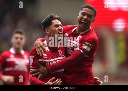 Middlesbrough's Hayden Hackney (links) feiert das erste Tor ihrer Mannschaft mit seinem Teamkollegen Samuel Silvera während des Sky Bet Championship Matches im Riverside Stadium in Middlesbrough. Bilddatum: Samstag, 19. August 2023. Stockfoto