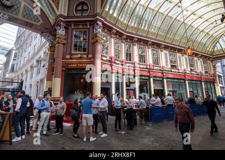 London, Großbritannien. August 2023. Büroangestellte trinken außerhalb der Lamb Tavern in Leadenhall Market in der City of London. Wikapedia sagt: "Das ist es Stockfoto