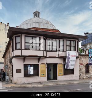 Istanbul, Türkei - 12. Mai 2023: Das historische Husrev Kethuda Hamami aus dem 17. Jahrhundert, ein türkisches Badehaus im Ortakoy-Viertel. Das Gebäude besteht aus weißem Stein und hat eine große Kuppel in der Mitte Stockfoto