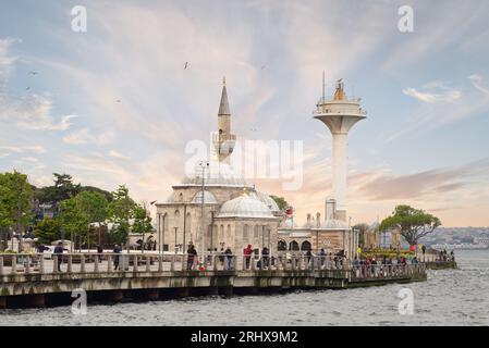 Istanbul, Türkei - 5. Mai 2023: Semsi-Pascha-Moschee, eine osmanische Moschee im Stadtteil Uskudar, auf der asiatischen Seite der Bosporus-Straße, entworfen vom osmanischen kaiserlichen Architekten Mimar Sinan Stockfoto