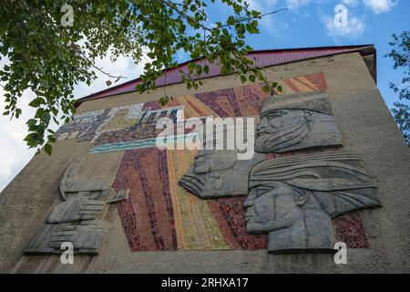 Karaganda, Kasachstan - 19. August 2023: Mosaik aus der ehemaligen Sowjetunion auf einem Gebäude in Karaganda, Kasachstan. Stockfoto