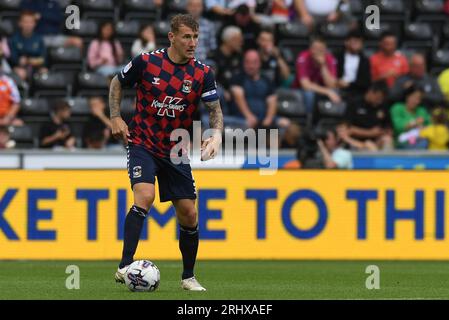 Swansea, Großbritannien. August 2023. Kyle McFadzean #5 von Coventry City während des Sky Bet Championship Matches Swansea City vs Coventry City im Swansea.com Stadium, Swansea, Großbritannien, 19. August 2023 (Foto: Mike Jones/News Images) in Swansea, Großbritannien am 19. August 2023. (Foto: Mike Jones/News Images/SIPA USA) Credit: SIPA USA/Alamy Live News Stockfoto