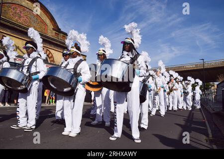 London, Großbritannien. 28. August 2022. Tänzerinnen und Musiker beginnen die Parade am Eröffnungstag, als der Karneval von Notting Hill nach einer zweijährigen Abwesenheit zurückkehrt. Stockfoto