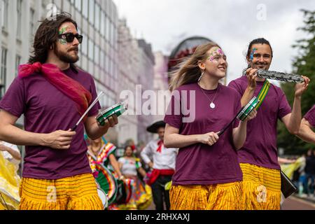 Belfast, Großbritannien. August 2023. Die Karnevalsparade von Mela führte vom Writer's Square in Belfast aus, wo 1000 Teilnehmer mehr als 20 verschiedene kulturelle Gruppen in ihren traditionellen Kostümen repräsentierten. Das Mela feiert die kulturelle Vielfalt Nordirlands. Bonzo/Alamy Live News Stockfoto