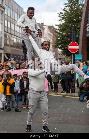 Belfast, Großbritannien. August 2023. Die Karnevalsparade von Mela führte vom Writer's Square in Belfast aus, wo 1000 Teilnehmer mehr als 20 verschiedene kulturelle Gruppen in ihren traditionellen Kostümen repräsentierten. Das Mela feiert die kulturelle Vielfalt Nordirlands. Bonzo/Alamy Live News Stockfoto