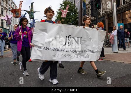 Belfast, Großbritannien. August 2023. Die Karnevalsparade von Mela führte vom Writer's Square in Belfast aus, wo 1000 Teilnehmer mehr als 20 verschiedene kulturelle Gruppen in ihren traditionellen Kostümen repräsentierten. Das Mela feiert die kulturelle Vielfalt Nordirlands. Bonzo/Alamy Live News Stockfoto