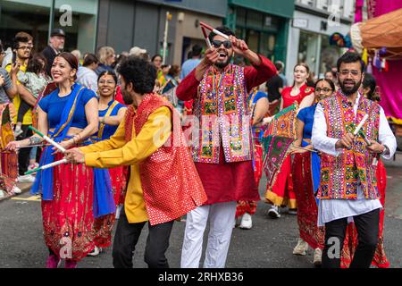 Belfast, Großbritannien. August 2023. Die Karnevalsparade von Mela führte vom Writer's Square in Belfast aus, wo 1000 Teilnehmer mehr als 20 verschiedene kulturelle Gruppen in ihren traditionellen Kostümen repräsentierten. Das Mela feiert die kulturelle Vielfalt Nordirlands. Bonzo/Alamy Live News Stockfoto