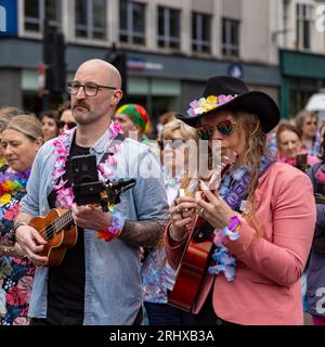 Belfast, Großbritannien. August 2023. Die Karnevalsparade von Mela führte vom Writer's Square in Belfast aus, wo 1000 Teilnehmer mehr als 20 verschiedene kulturelle Gruppen in ihren traditionellen Kostümen repräsentierten. Das Mela feiert die kulturelle Vielfalt Nordirlands. Bonzo/Alamy Live News Stockfoto