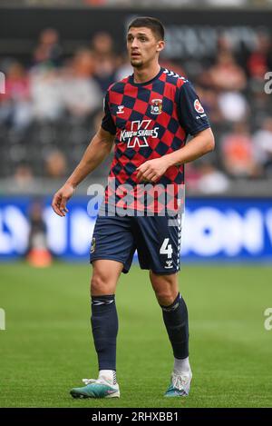 Swansea, Großbritannien. August 2023. Bobby Thomas #4 von Coventry City während des Sky Bet Championship Matches Swansea City vs Coventry City im Swansea.com Stadium, Swansea, Großbritannien, 19. August 2023 (Foto: Mike Jones/News Images) in Swansea, Großbritannien am 19.8.2023. (Foto: Mike Jones/News Images/SIPA USA) Credit: SIPA USA/Alamy Live News Stockfoto