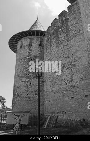 Soroca, Moldawien - 24. Juni 2023: Blick auf die mittelalterliche Festung in Soroca. Das Fort wurde 1499 vom moldauischen Prinzen Stephan dem Großen erbaut. Wurde 2015 renoviert Stockfoto