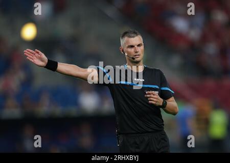 Schiedsrichter Marcin Szczerbowicz aus Polen, der während des