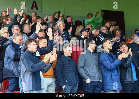 Gayfield, Arbroath, Großbritannien. August 2023. Scottish Championship Football, Arbroath versus Queens Park; Queens Park Fans feiern am Ende des Spiels Credit: Action Plus Sports/Alamy Live News Stockfoto