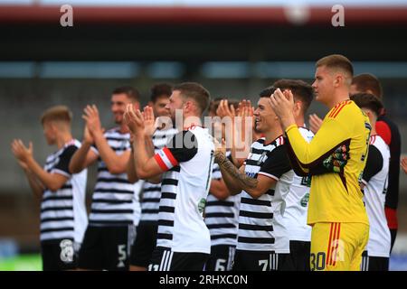 Gayfield, Arbroath, Großbritannien. August 2023. Scottish Championship Football, Arbroath versus Queens Park; Queens Park Spieler applaudieren den Fans am Ende des Spiels Credit: Action Plus Sports/Alamy Live News Stockfoto