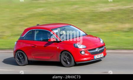 Milton Keynes, Großbritannien - 16. August 2023: 2017 rotes Vauxhall Adam Auto, das auf einer englischen Straße fährt Stockfoto