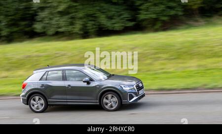 Milton Keynes, Großbritannien - 16. August 2023: 2023 grauer Audi Q2-Wagen, der auf einer englischen Landstraße fährt. Stockfoto