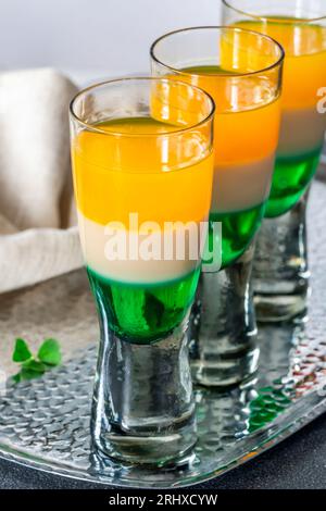 Irish Flag Shots - traditionelle alkoholische Getränke am St. Patricks Day Stockfoto