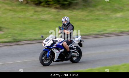 Milton Keynes, Großbritannien - 16. August 2023: 2010 Honda CBR 600 RA-B Motorrad auf einer englischen Straße, Fahrer mit abgefahrenen Händen Stockfoto