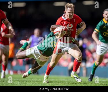 Principality Stadium, Cardiff, Großbritannien. August 2023. Summer Rugby International, Wales versus Südafrika; Sam Costelow of Wales wird angegriffen Credit: Action Plus Sports/Alamy Live News Stockfoto