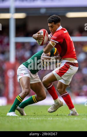 Principality Stadium, Cardiff, Großbritannien. August 2023. Summer Rugby International, Wales versus Südafrika; Rio Dyer of Wales wird angegriffen Credit: Action Plus Sports/Alamy Live News Stockfoto