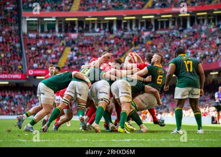 Principality Stadium, Cardiff, Großbritannien. August 2023. Summer Rugby International, Wales versus Südafrika; The Power of the ruck Credit: Action Plus Sports/Alamy Live News Stockfoto