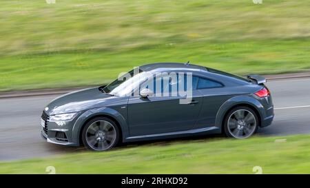 Milton Keynes, Großbritannien - 16. August 2023: Graues Audi TT-Auto aus dem Jahr 2016, das auf einer englischen Straße fährt Stockfoto