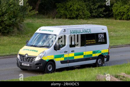 Milton Keynes, Großbritannien - 16. August 2023: Ein britischer Krankenwagen, der von der privaten Gesellschaft ION Ambulance Care Ltd. Auf einer englischen Straße betrieben wird Stockfoto