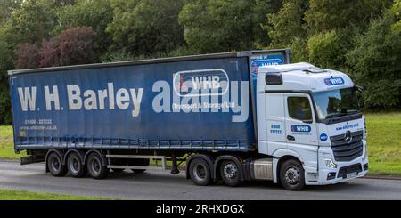 Milton Keynes, Großbritannien - 16. August 2023: 2021 Mercedes Benz 3-Achs + 3-Achs-arktischer Lkw, der auf einer englischen Straße fährt Stockfoto