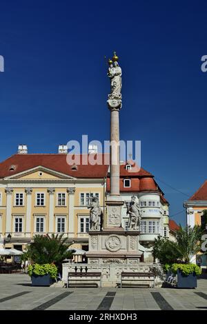 Heilige-Maria-Säule im barocken Stadtzentrum von Gyor, Ungarn, vertikal Stockfoto