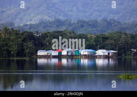 Häuser in Rangamati.rangamati ist der Verwaltungssitz und die Stadt des rangamati-Hügelbezirks in den Chittagong-Hügeln von Bangladesch. Stockfoto