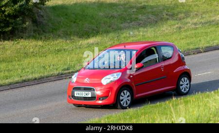 Milton Keynes, Großbritannien - 16. August 2023: 2009 rotes Citroen C1 Auto, das auf einer englischen Straße fährt Stockfoto