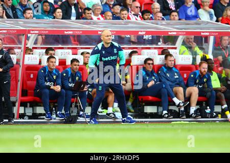 bet365 Stadium, Stoke, England - 19. August 2023 Alex Neil Manager von Stoke City - während des Spiels Stoke City gegen Watford, EFL Championship, 2023/24, bet365 Stadium, Stoke, England - 19. August 2023 Credit: Arthur Haigh/WhiteRosePhotos/Alamy Live News Stockfoto