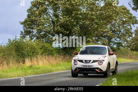 Woburn, Betten, Großbritannien - 19. August 2023: 2016 weißes Nissan Juke Auto, das auf einer englischen Landstraße fährt. Stockfoto