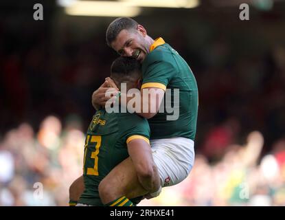 Südafrikas Jesse Kriel feiert seinen vierten Versuch mit Teamkollege Willie Le Roux während des Spiels der Summer Nations Series im Principality Stadium in Cardiff. Bilddatum: Samstag, 19. August 2023. Stockfoto