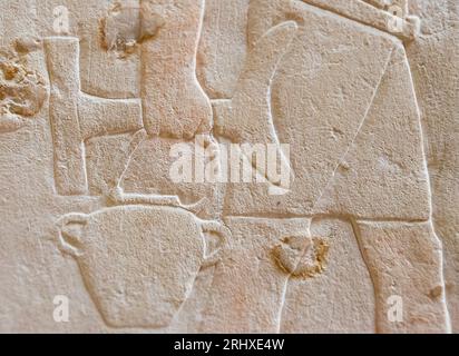 Ägypten, Sakkara, Grab von Ankhmahor, Prozession der Darbietenden Bringer. Vase und Kopfstütze. Stockfoto