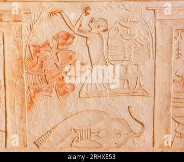 Ägypten, Sakkara, Grab von Horemheb, Nordwand des Innenhof, Bestattungsriten : die roten Töpfe brechen. Stockfoto