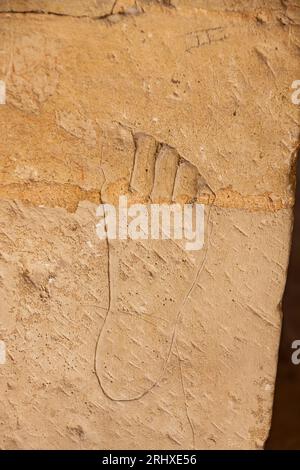 Ägypten, Sakkara, Grab von Horemheb, Westwand des Innenhof, Graffiti auf einer Nische der Statue. Stockfoto