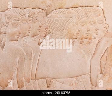 Ägypten, Sakkara, Grab von Horemheb, Innenraum, Südwand. Ausländische Gefangene, mit Frauen und Kindern. Stockfoto