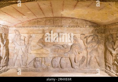 KOM el Shogafa Nekropolis, Hauptgrab, Hauptraum, zentrale Nische, zentrale Szene: Anubis, die den Verstorbenen einbalsamieren, mit Thot- und Horus-Göttern. Stockfoto