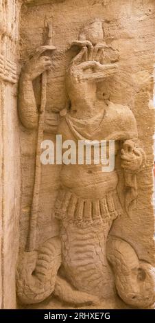 KOM el Shogafa Nekropolis, Hauptgrab, Hauptraum: Anubis hat einen Schlangenkörper und ist als römischer Soldat gekleidet. Stockfoto