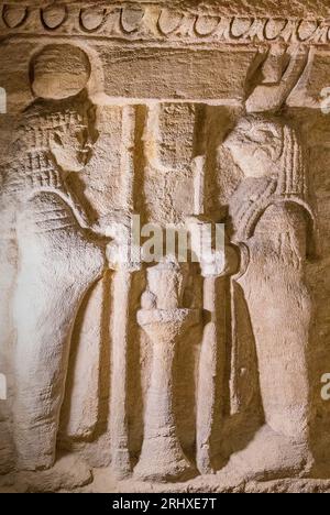 KOM el Shogafa Nekropolis, Hauptgrab, Hauptraum, linke Nische, linke Szene: 2 Mumienfiguren. Stockfoto