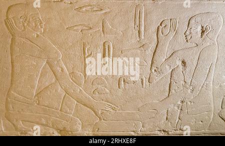 Ägypten, Sakkara, Grab von Ankhmahor, Kunsthandwerker graben Steingerichte. Stockfoto