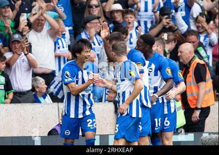 Kaoru Mitoma aus Brighton (22) und seine Teamkollegen feiern das erste Tor ihrer Mannschaft während des Spiels der Premier League zwischen den Wolverhampton Wanderers und Brighton und Hove Albion in Molineux, Wolverhampton am Samstag, den 19. August 2023. (Foto: Gustavo Pantano | MI News) Credit: MI News & Sport /Alamy Live News Stockfoto