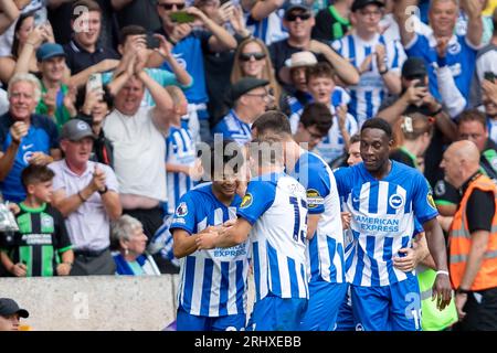 Kaoru Mitoma aus Brighton (22) und seine Teamkollegen feiern das erste Tor ihrer Mannschaft während des Spiels der Premier League zwischen den Wolverhampton Wanderers und Brighton und Hove Albion in Molineux, Wolverhampton am Samstag, den 19. August 2023. (Foto: Gustavo Pantano | MI News) Credit: MI News & Sport /Alamy Live News Stockfoto