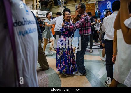 August 2023, Bangkok, Bangkok, Thailand: August, 19 2023, Schaukeltanz während einer Vintage-Swing-Dance-Party am Hua Lamphong Bahnhof in Bangkok. Hunderte von thailändischen und ausländischen Tanzbegeisterten kleideten sich in Retro-Mode-Kostümen und verwandelten die Passagierhalle des hundertjährigen Bahnhofs Bangkoks in eine Tanzfläche einer von den 1930er Jahren inspirierten Swing-Dance-Party mit Swing-Jazz-Musik, die die sozialen Tänze fördern sollte. Die Swing Dancing Party wird von Bangkok Swing veranstaltet, einer Gemeinschaft einheimischer und ausländischer Swing-Tänzer. (Bild: © Wissarut Weerasopon/ZUMA Press Wire) EDITOR Stockfoto